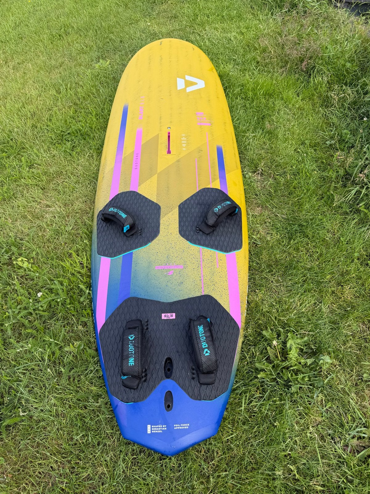 Duotone Blast SLS 117 Windsurfboard - Zo goed als nieuw, Watersport en Boten, Ophalen, Minder dan 250 cm, 6.5 m² tot 8 m², Zo goed als nieuw