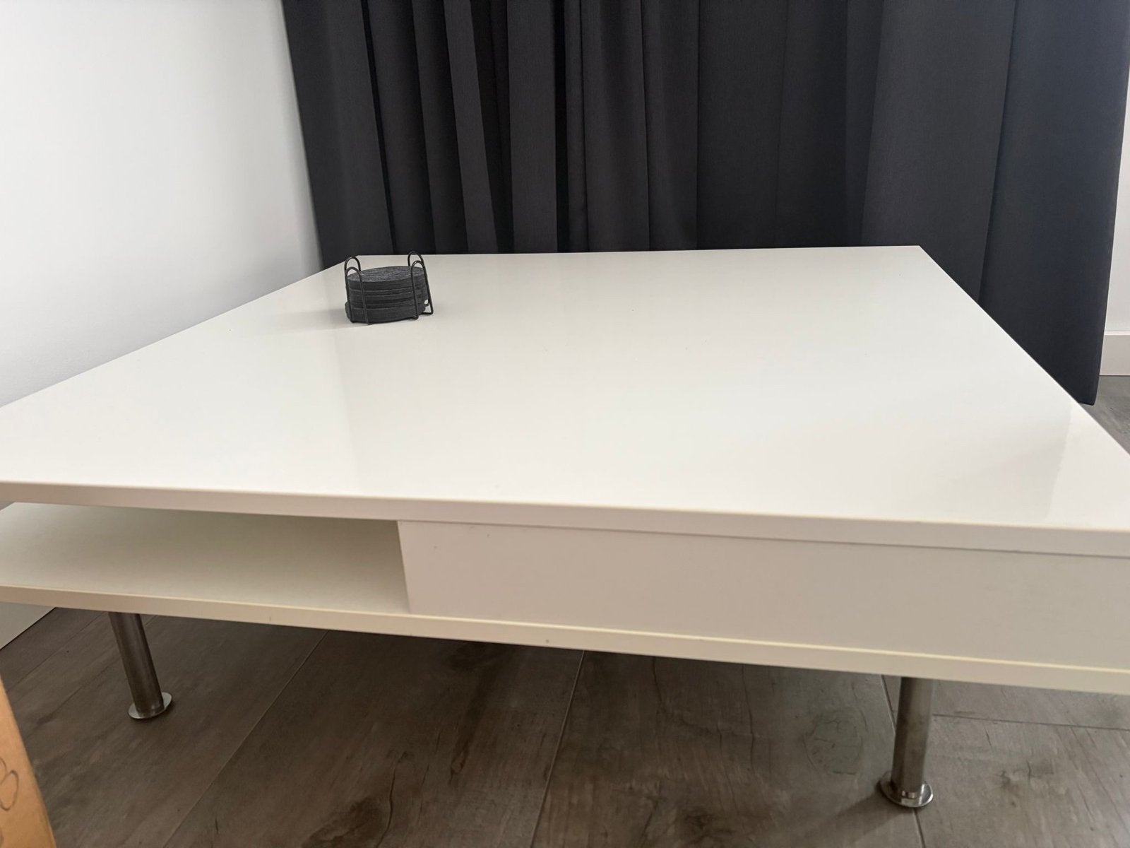 Moderne witte salontafel met opbergruimte, Huis en Inrichting, Tafels | Salontafels, Ophalen, Kunststof, Gebruikt, Vierkant