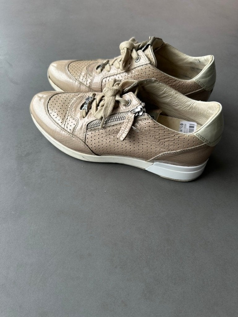 Beige DL Sport leren sneakers, maat 6,5 = 40, Kleding | Dames, Verzenden, Beige, Sneakers of Gympen, Gedragen