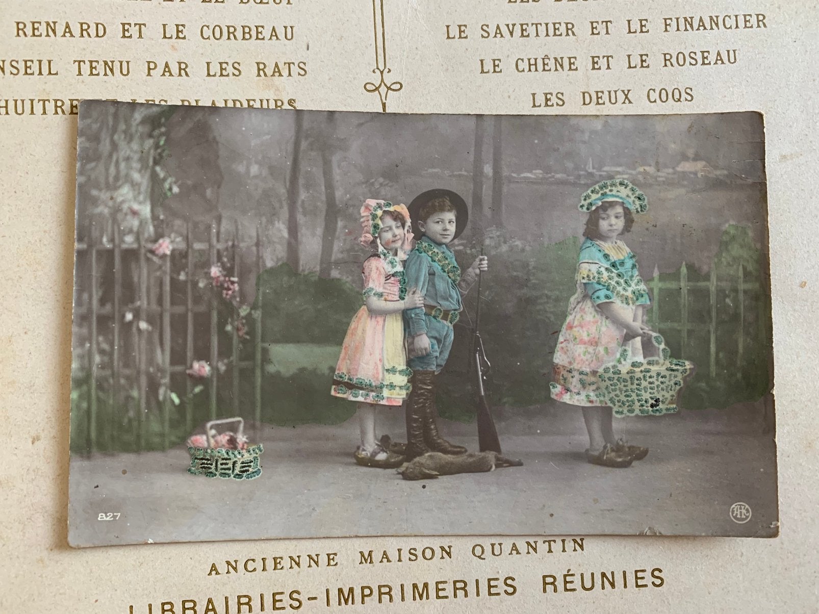1913 Twee meisjes en een jager en een dood konijn (GO), Ophalen of Verzenden, Voor 1920, Gelopen, Kinderen