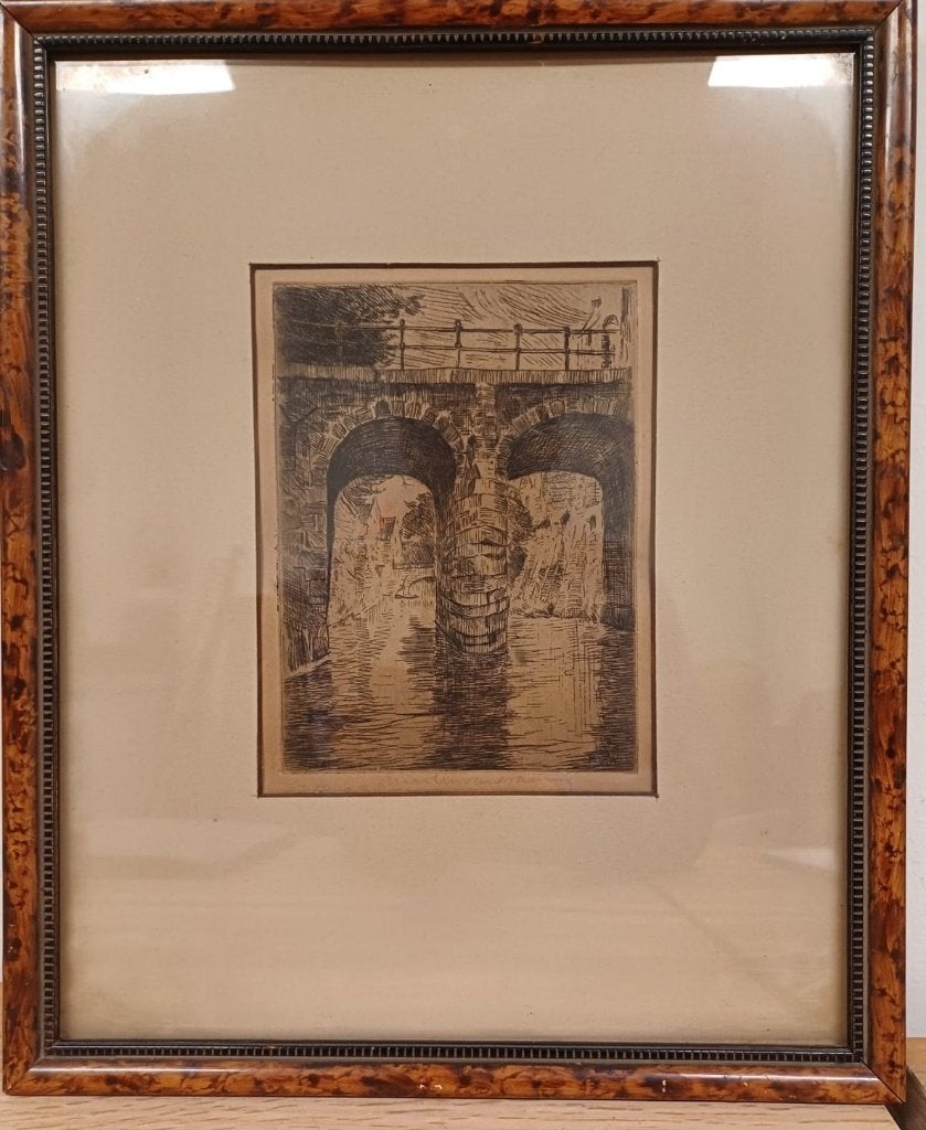 Ets van Brug te Delft & handschrift achterzijde uit 1930, Antiek en Kunst, Kunst | Etsen en Gravures, Ophalen of Verzenden, 33 cm