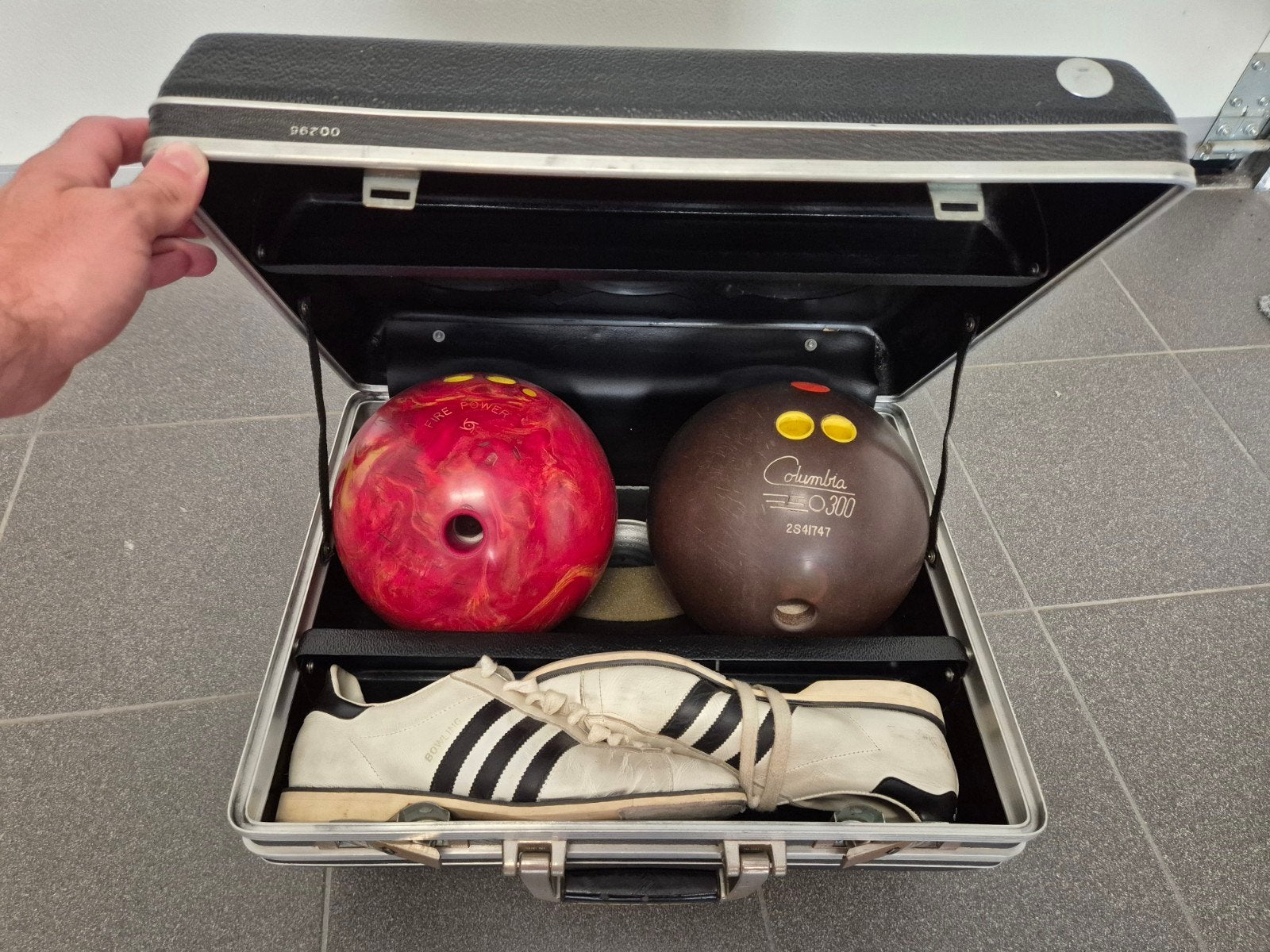 Vintage bowlingset: 2 bowlingballen + koffer + schoenen!, Ophalen, Gebruikt, Bal