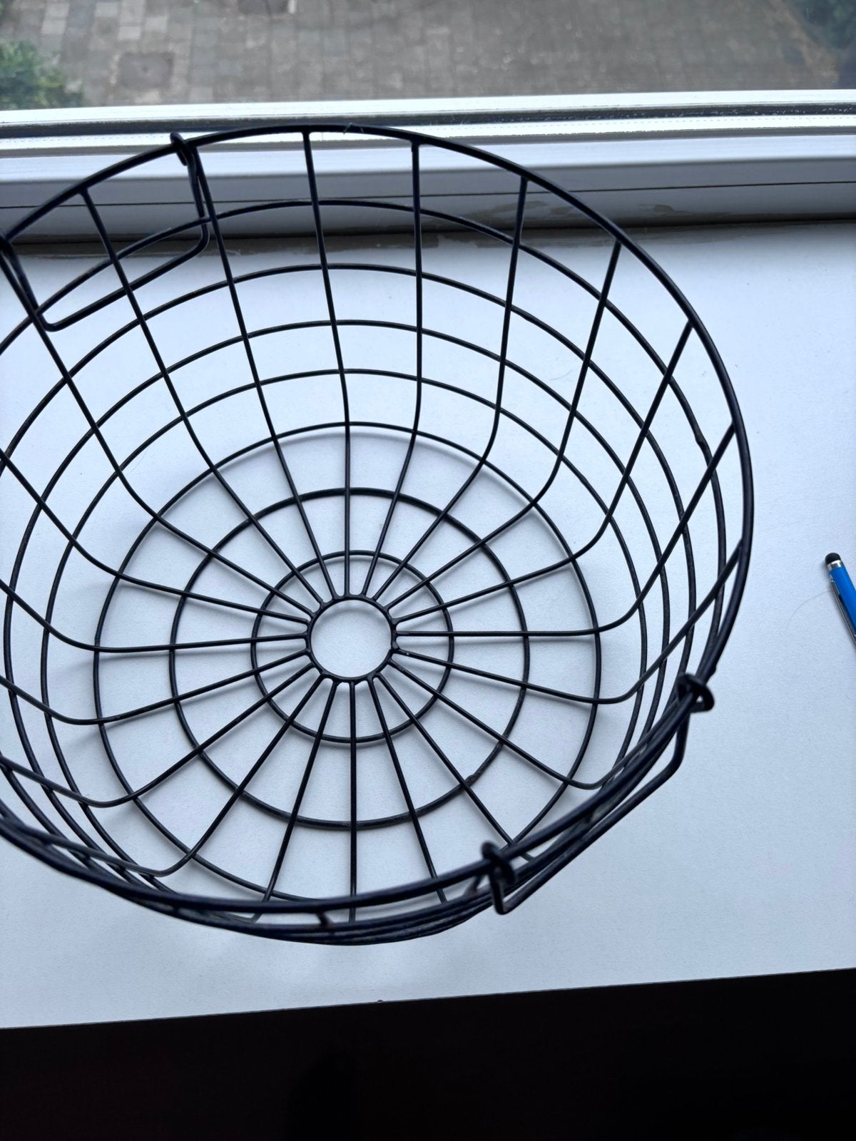 Zwart ijzeren mandje, Huis en Inrichting, Woonaccessoires | Schalen en Manden, Ophalen of Verzenden, Rond, Overige materialen