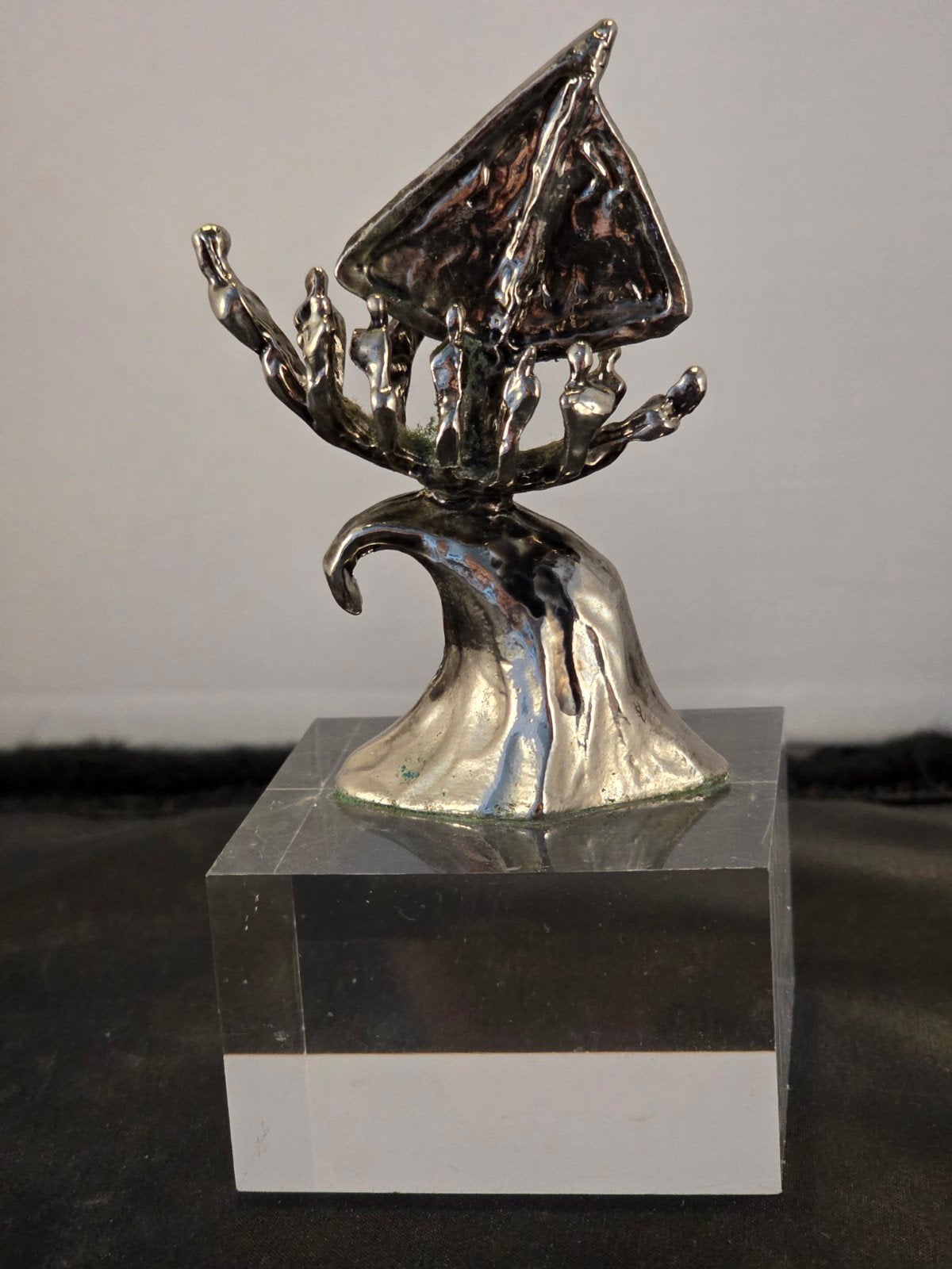 Corry Ammerlaan - "Samen op de voorste golf", Zilver, Minder dan 20 cm, Ophalen of Verzenden, Op sokkel