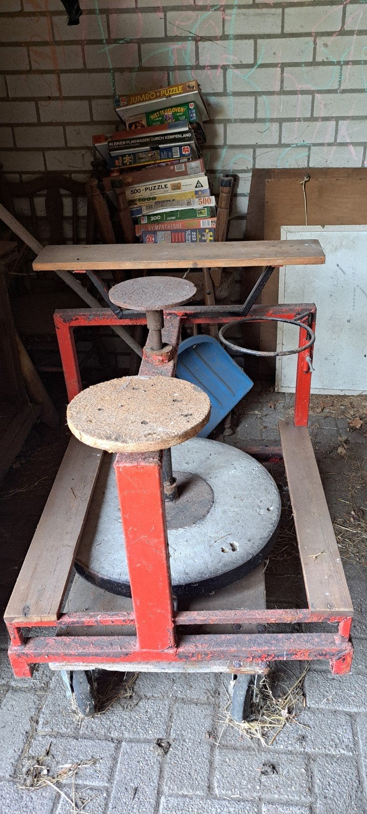 Oude pottenbakkersschijf op wielen, Ophalen