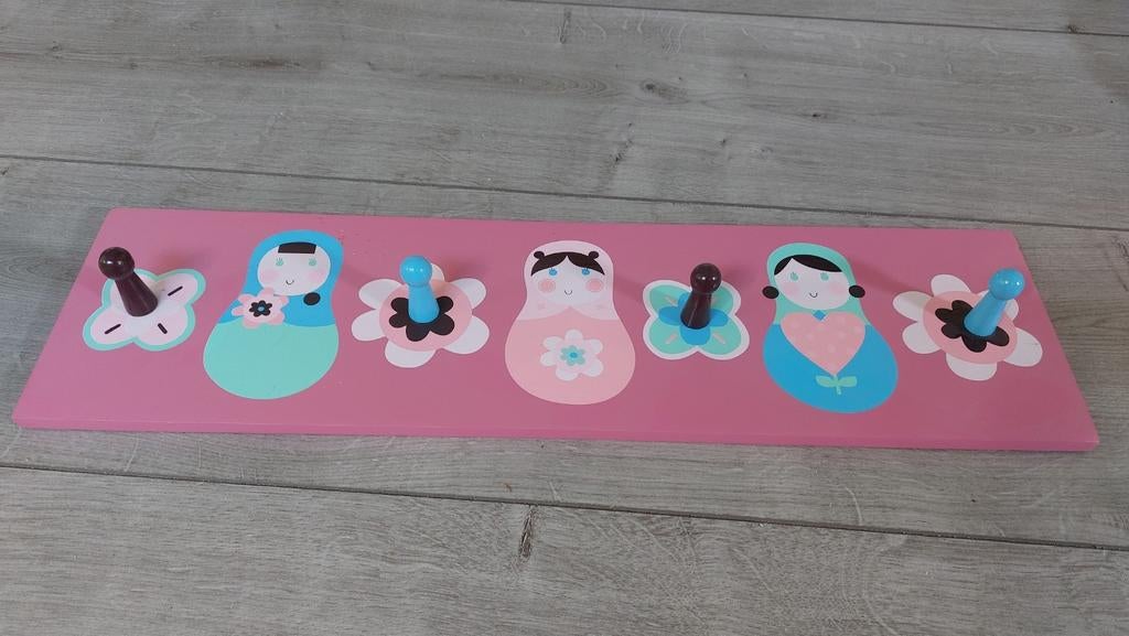Roze kinder kapstok met poppetjes en bloemen, Huis en Inrichting, Woonaccessoires | Kapstokken, Ophalen