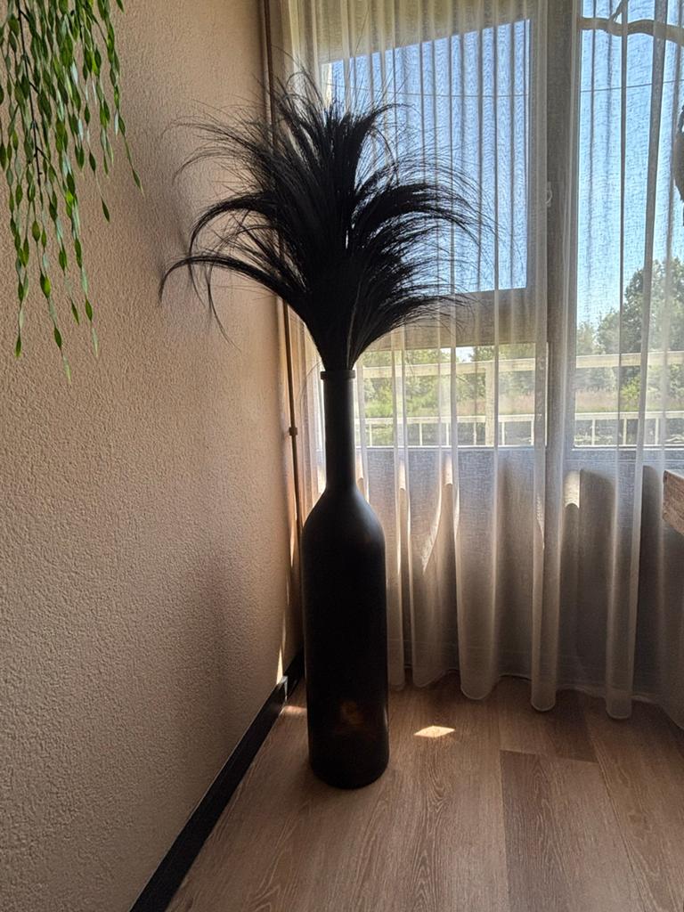 Zwarte glazen vaas met pluimen - 170 cm hoog, Gebruikt, Zwart, Ophalen of Verzenden, Glas