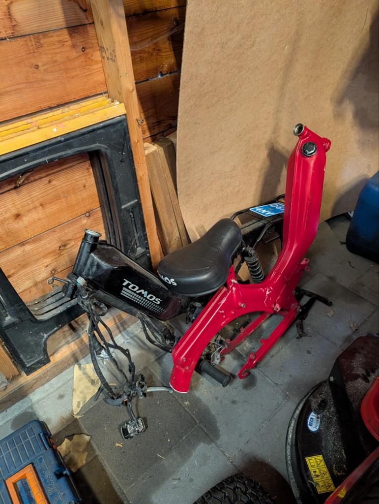 2 Tomos frames, 1 met blauw kenteken, incl. onderdelen, Ophalen