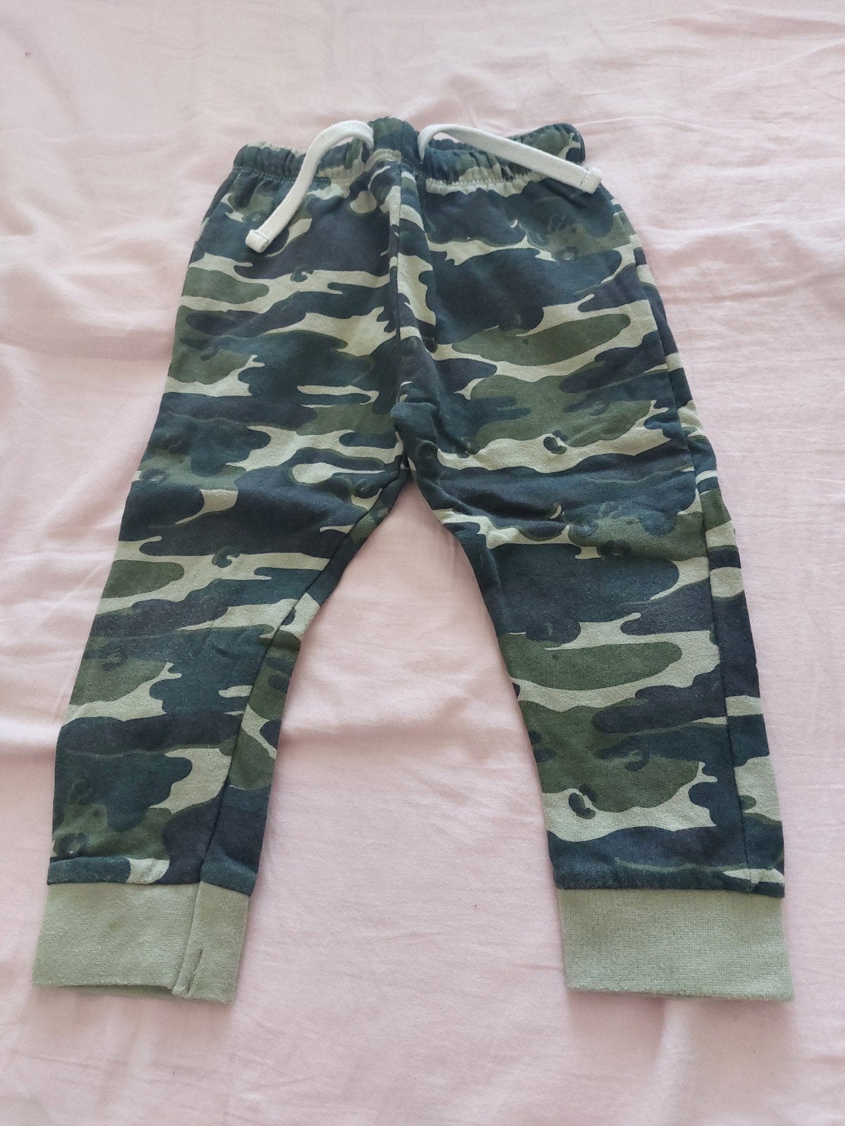Mooie jongens dunne T-shirt maat 86, Kinderen en Baby's, Kinderkleding | Maat 92, Ophalen, Zo goed als nieuw, Jongen, Broek