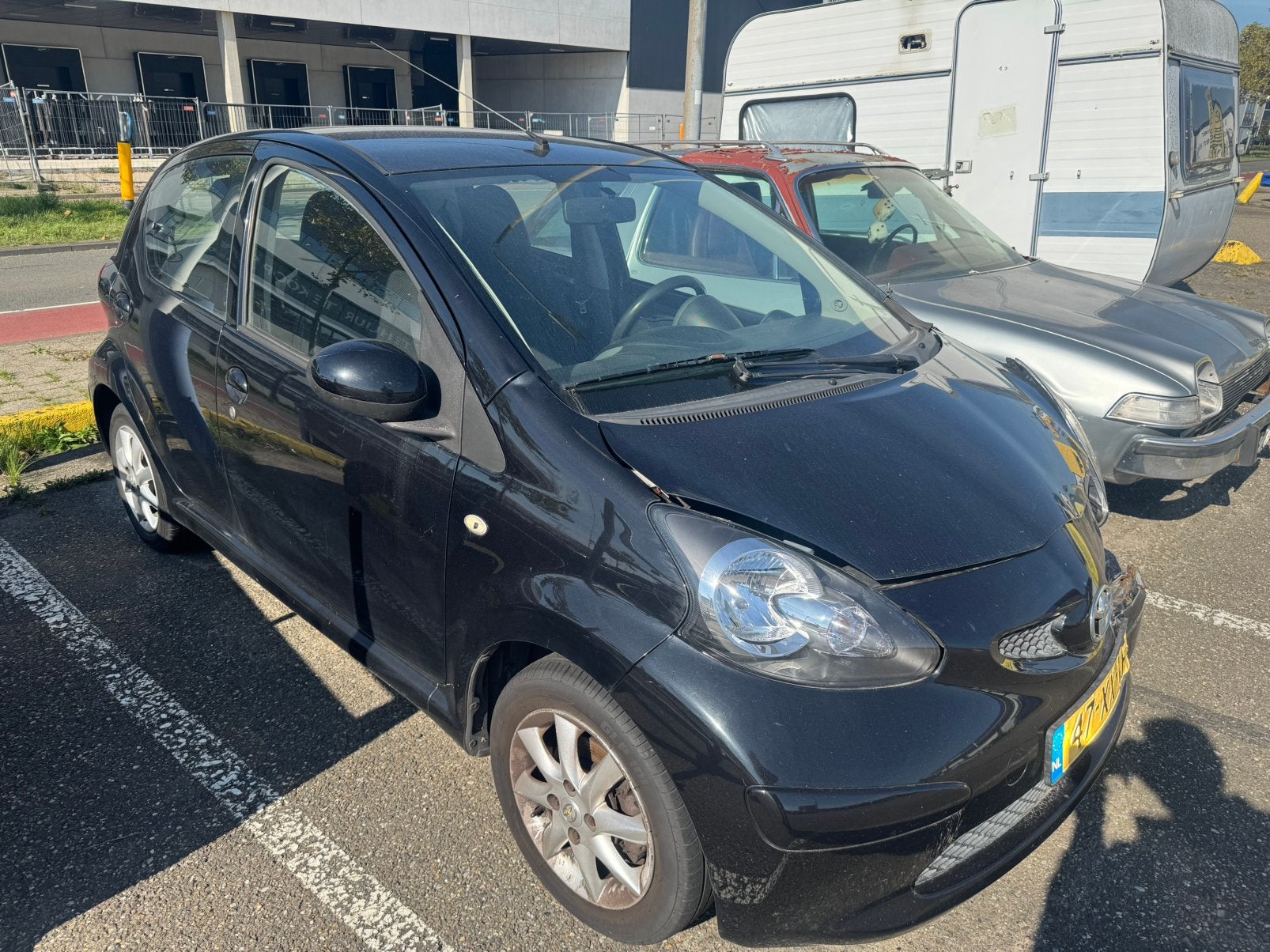 Toyota Aygo schadeauto – motor goed, recent onderhouden, Auto's, Stof, Handgeschakeld, Grijs, Particulier