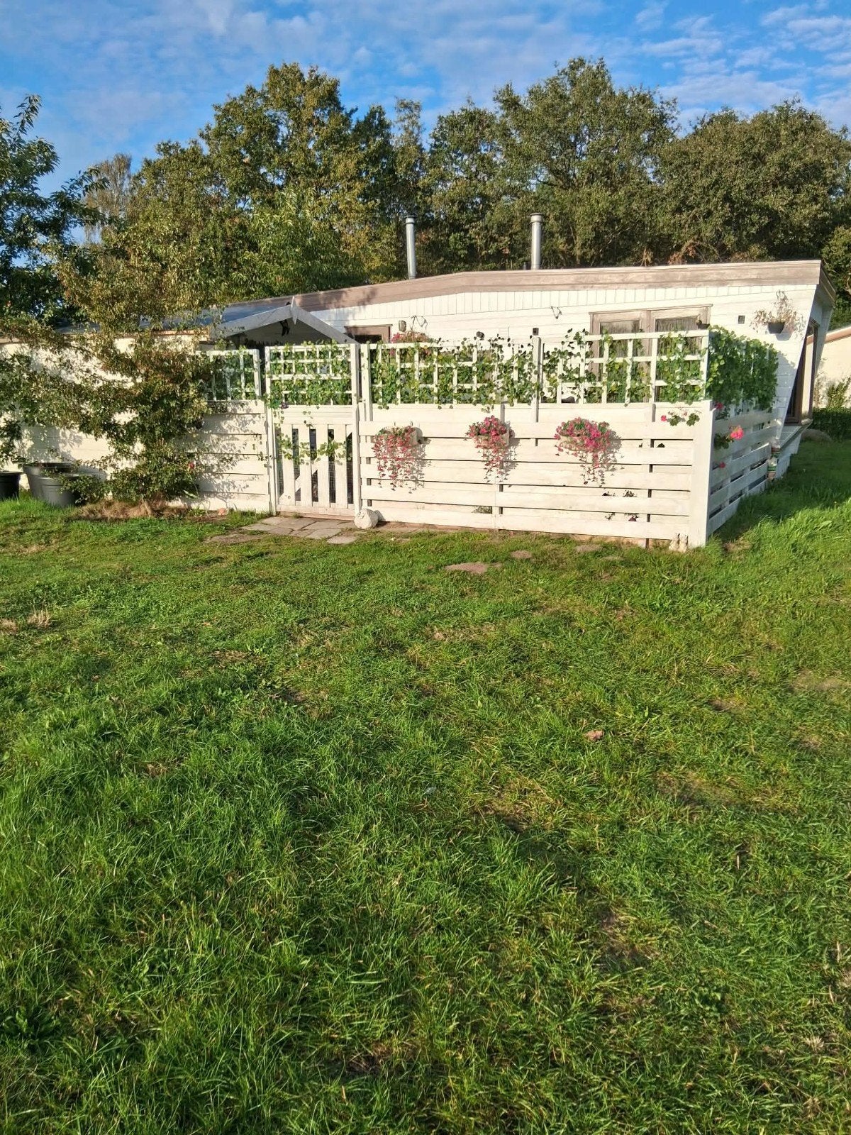 Te koop aangeboden winterharde instapklare chalet met jaarpl, Caravans en Kamperen