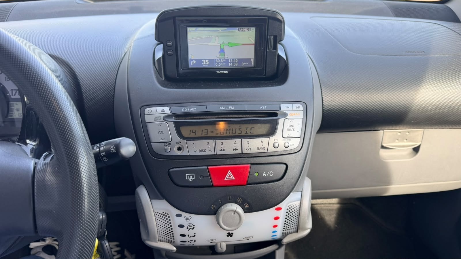 Foto 11 van Toyota Aygo 1.0-12V Dynamic Navigator - Airco - Elektrische