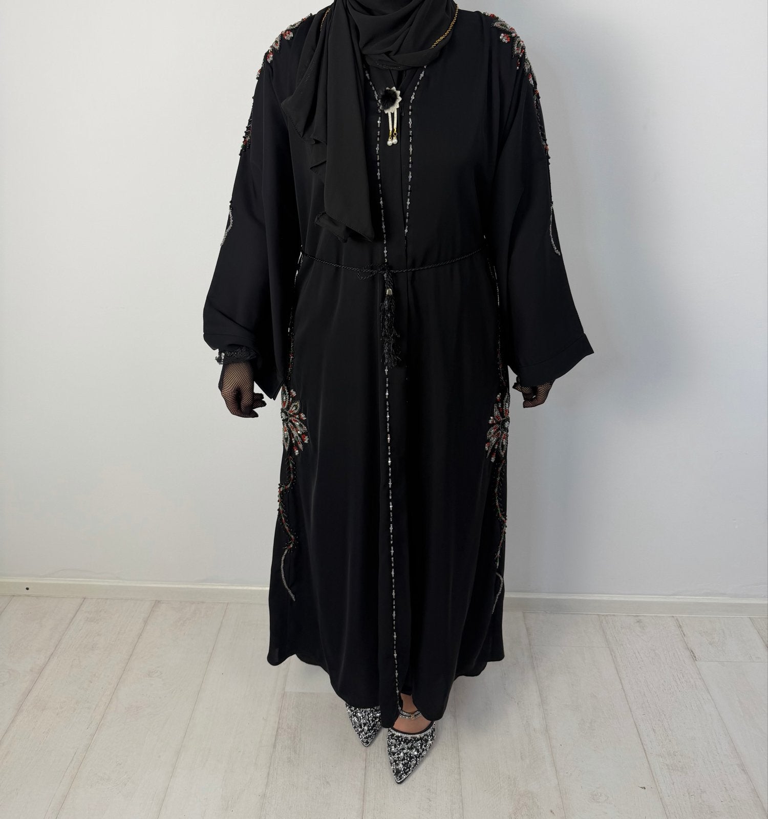 Zwarte Abaya met Geborduurde Details en Hijab, Zwart, Zo goed als nieuw, Onder de knie, Ophalen