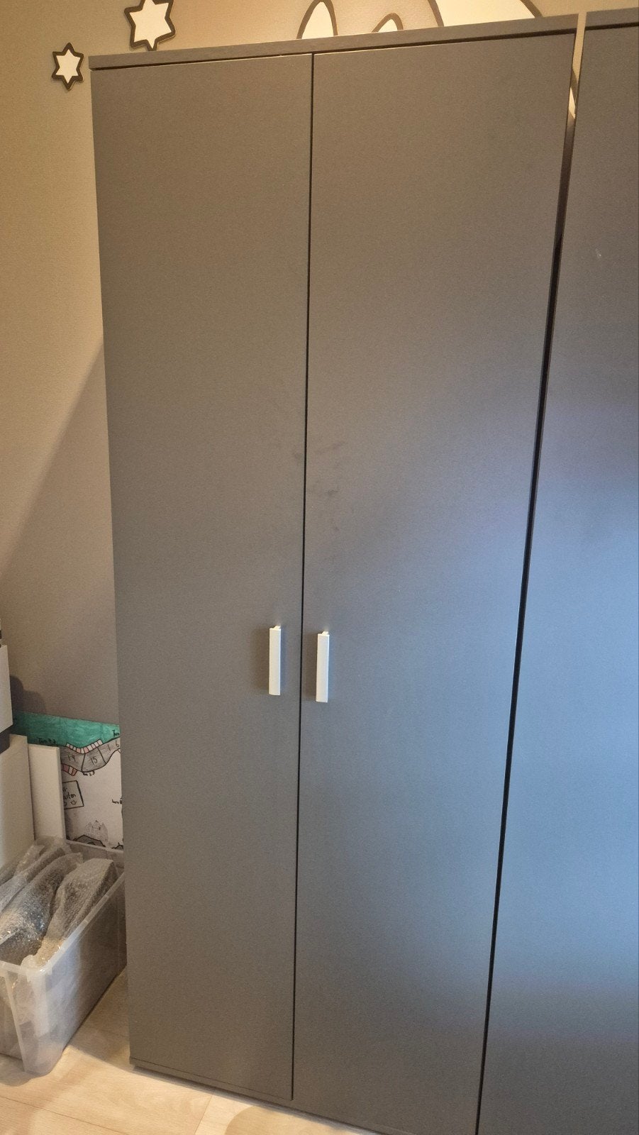 Kledingkast Leen Bakker Inca, 2-deurs, kleur antraciet, Ophalen, Met lade(s), 50 tot 100 cm, Zo goed als nieuw