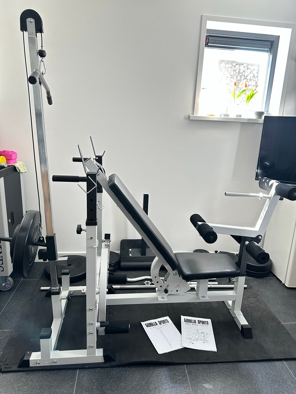Gorilla Sports halterbank en gewichten+gratis spinningfiets, Ophalen, Benen, Krachtstation, Zo goed als nieuw
