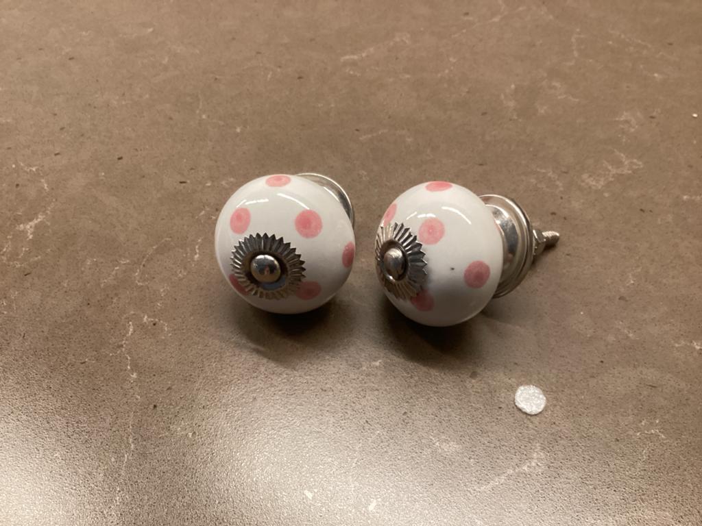 2 Porseleinen Kastknoppen met Roze Stippen, Ophalen of Verzenden, Zo goed als nieuw