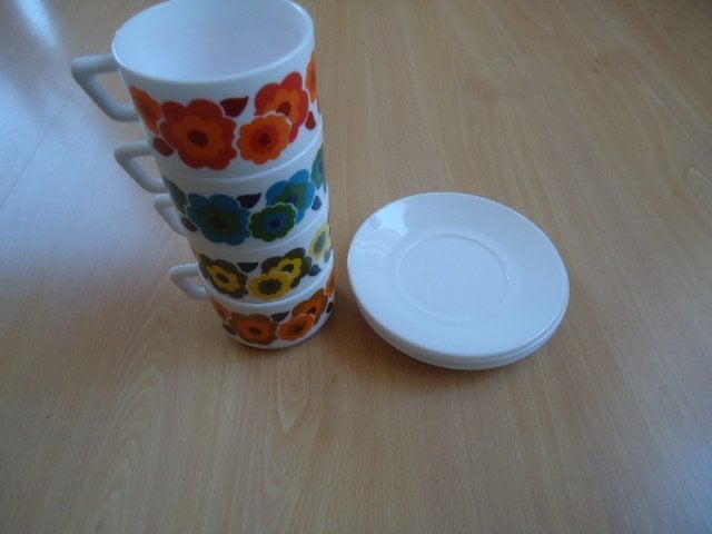 Arcopal Lotus 4 kop en 3 schotels, melkglas vintage jaren 70, Ophalen of Verzenden, Glas, Overige stijlen, Kop(pen) en/of Schotel(s)