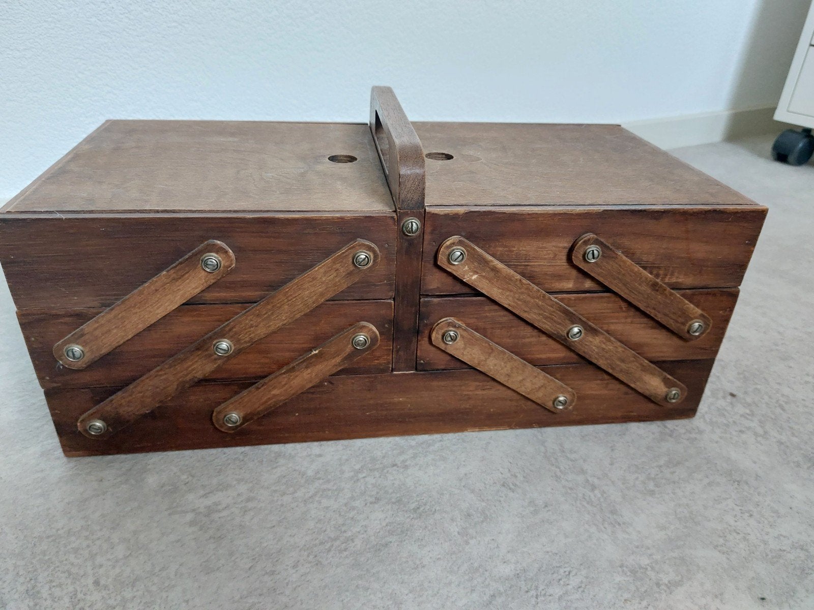 Vintage houten naaidoos met harmonica-uitklap, Hobby en Vrije tijd, Naaien en Fournituren, Ophalen, Gebruikt, Overige typen