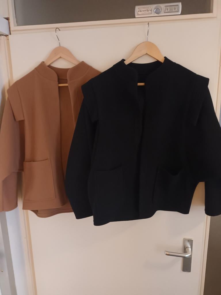 Jasje beige en 1 Jasje  zwart, Maat 38/40 (M), Zwart, Ophalen of Verzenden, Jasje