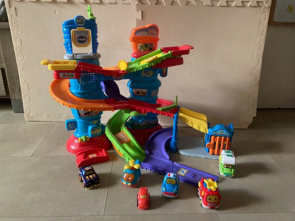 Vtech Toet Toet auto's Politietoren met 5 auto;s, Ophalen of Verzenden, Gebruikt