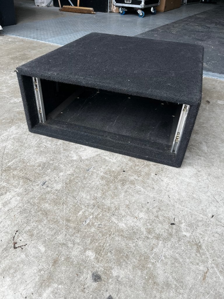 3327				gestoffeerd rack 19inch, 4He, 60cm diep, Gebruikt, DLXA, Flightcase, Overige instrumenten