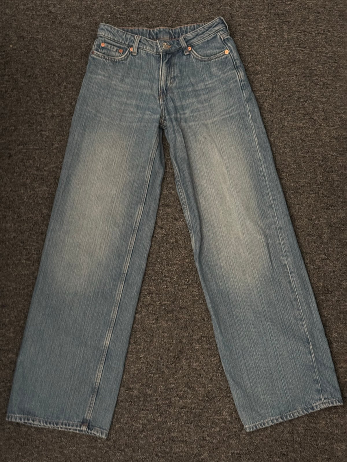 Weekday Ample Low Loose Jeans W24 L34 Lichtblauw, Ophalen of Verzenden, Zo goed als nieuw, Blauw, W27 (confectie 34) of kleiner
