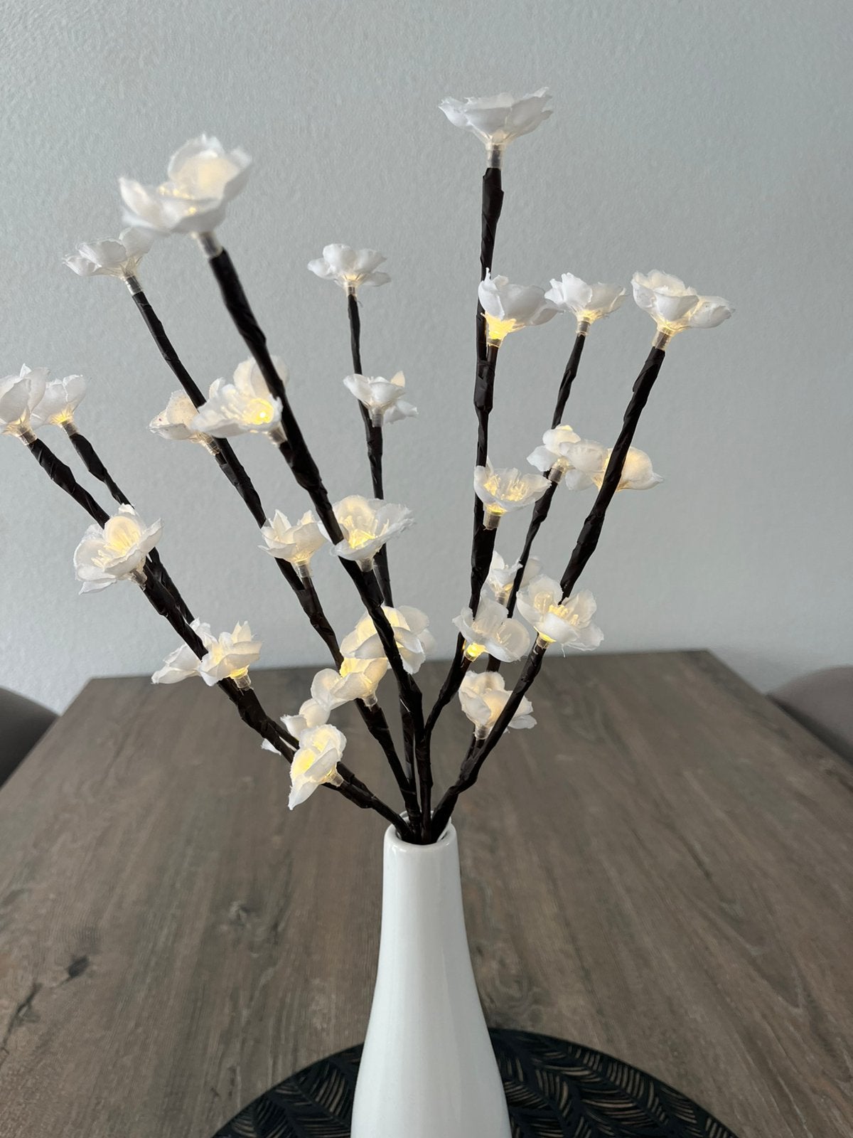 Kunstbloem en vaas, Ophalen
