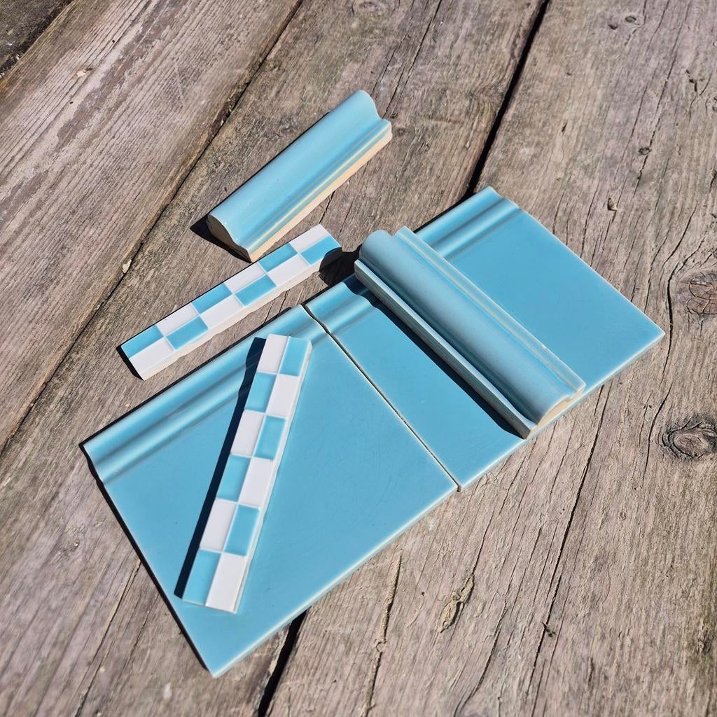 75 antieke plinten turquoise blauw en geblokte randjes, Ophalen