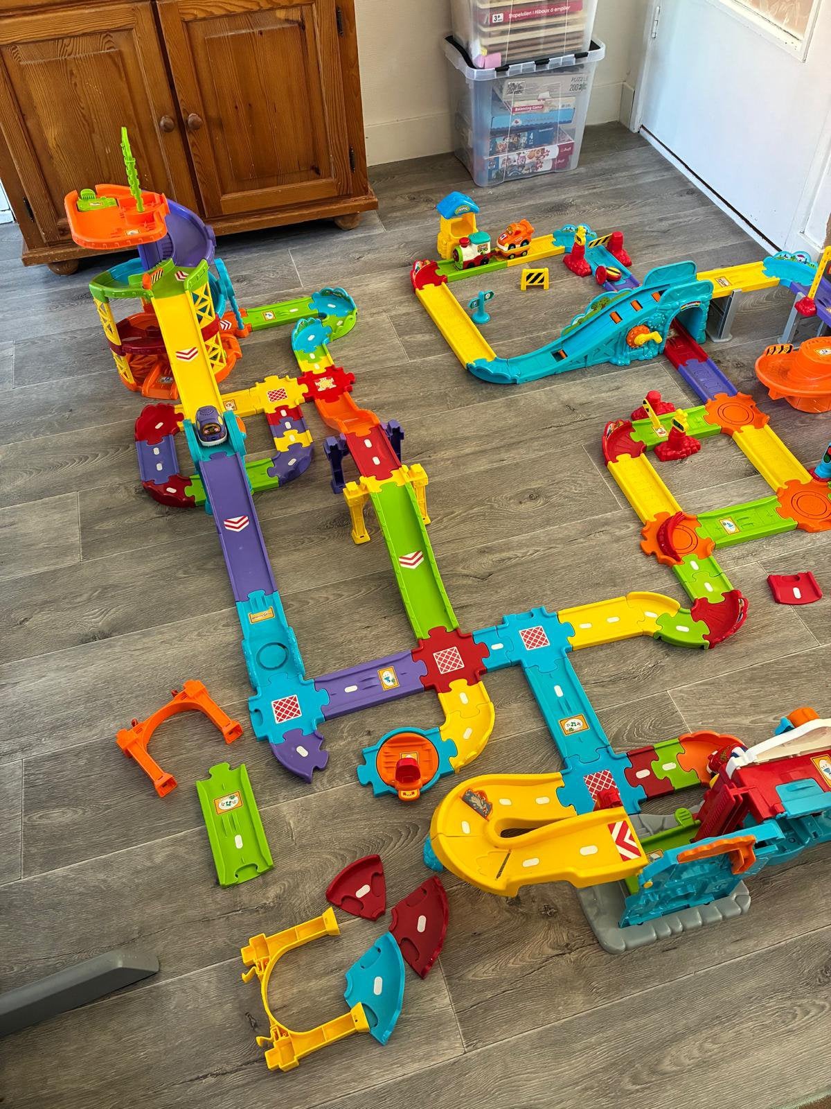 Vtech toet toet auto: 3 sets met uitbreiding en auto’s, Kinderen en Baby's, Speelgoed | Vtech, Ophalen, Zo goed als nieuw, 2 tot 4 jaar