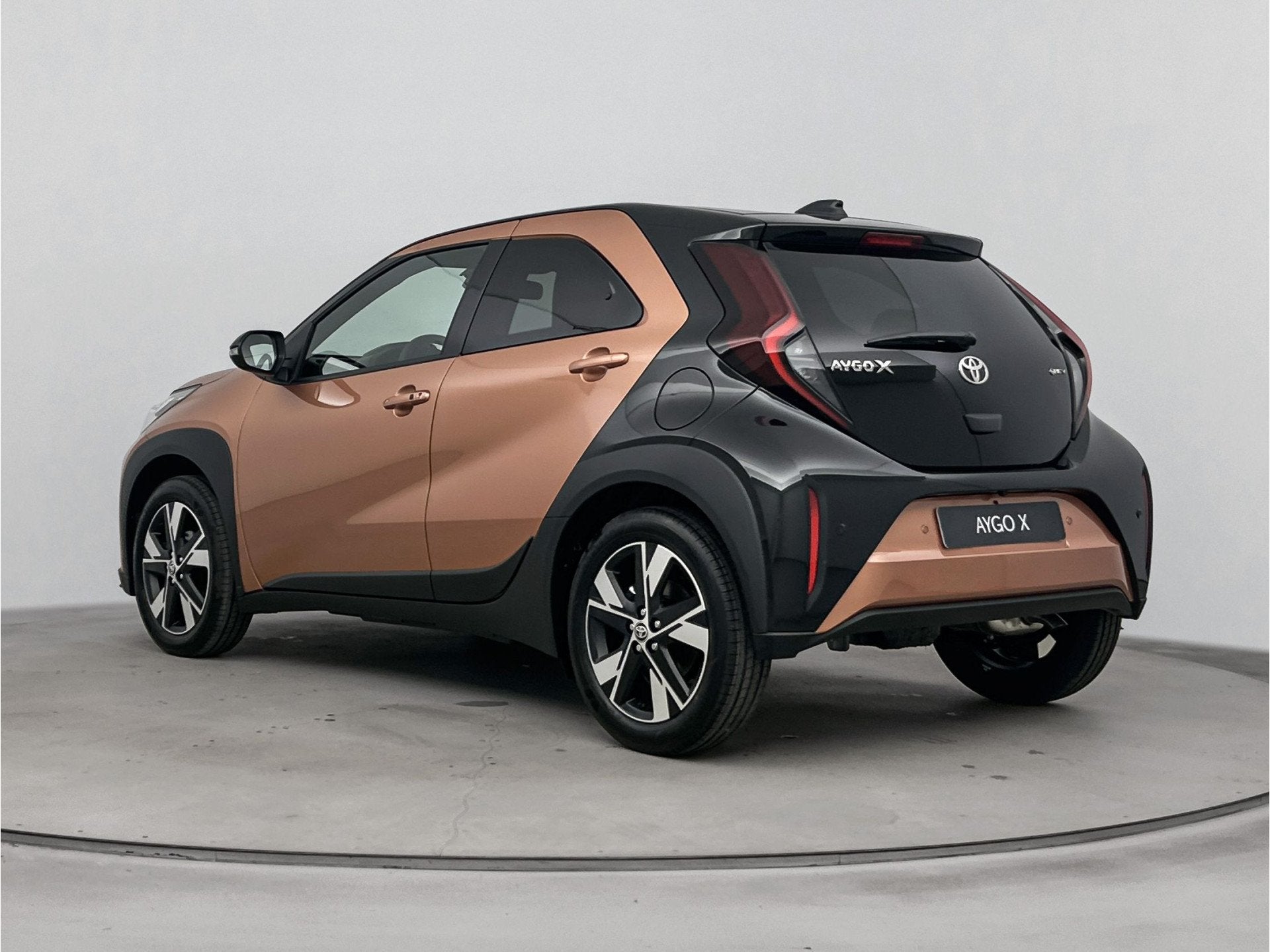 Toyota Aygo X Hybrid 115 pulse | Apple Carplay & Android Aut, Stof, Parkeersensor, Zwart, 4 stoelen