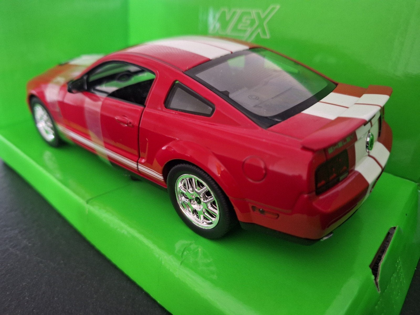Ford Mustang Shelby Cobra GT 500 Schaal 1:24, Auto, Nieuw, Ophalen of Verzenden, Welly