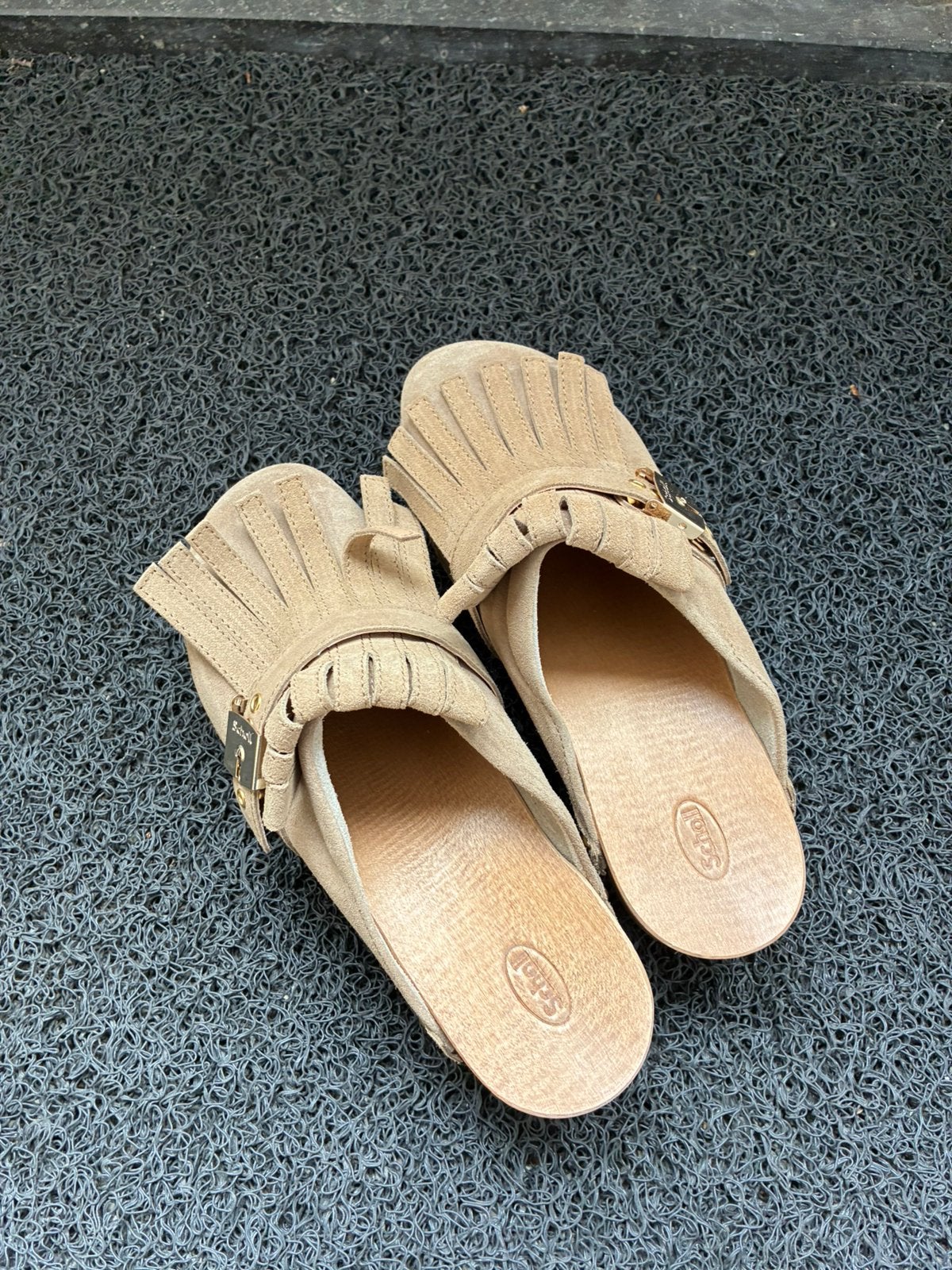 Beige suede klompen nieuw Scholl mt 39, Verzenden, Nieuw, Sandalen of Muiltjes