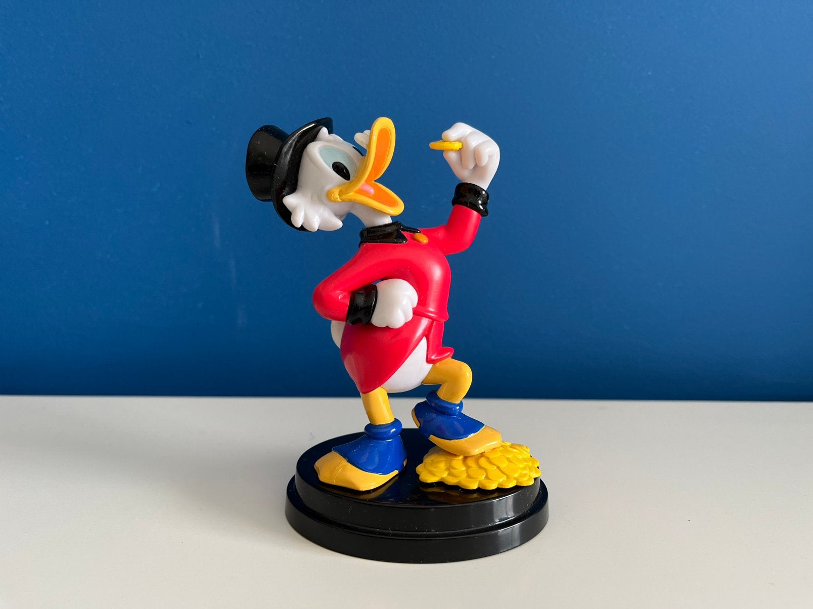Dagobert Duck met geluksdubbeltje beeld - Disney Donald Duck, Ophalen of Verzenden, Donald Duck, Nieuw, Beeldje of Figuurtje