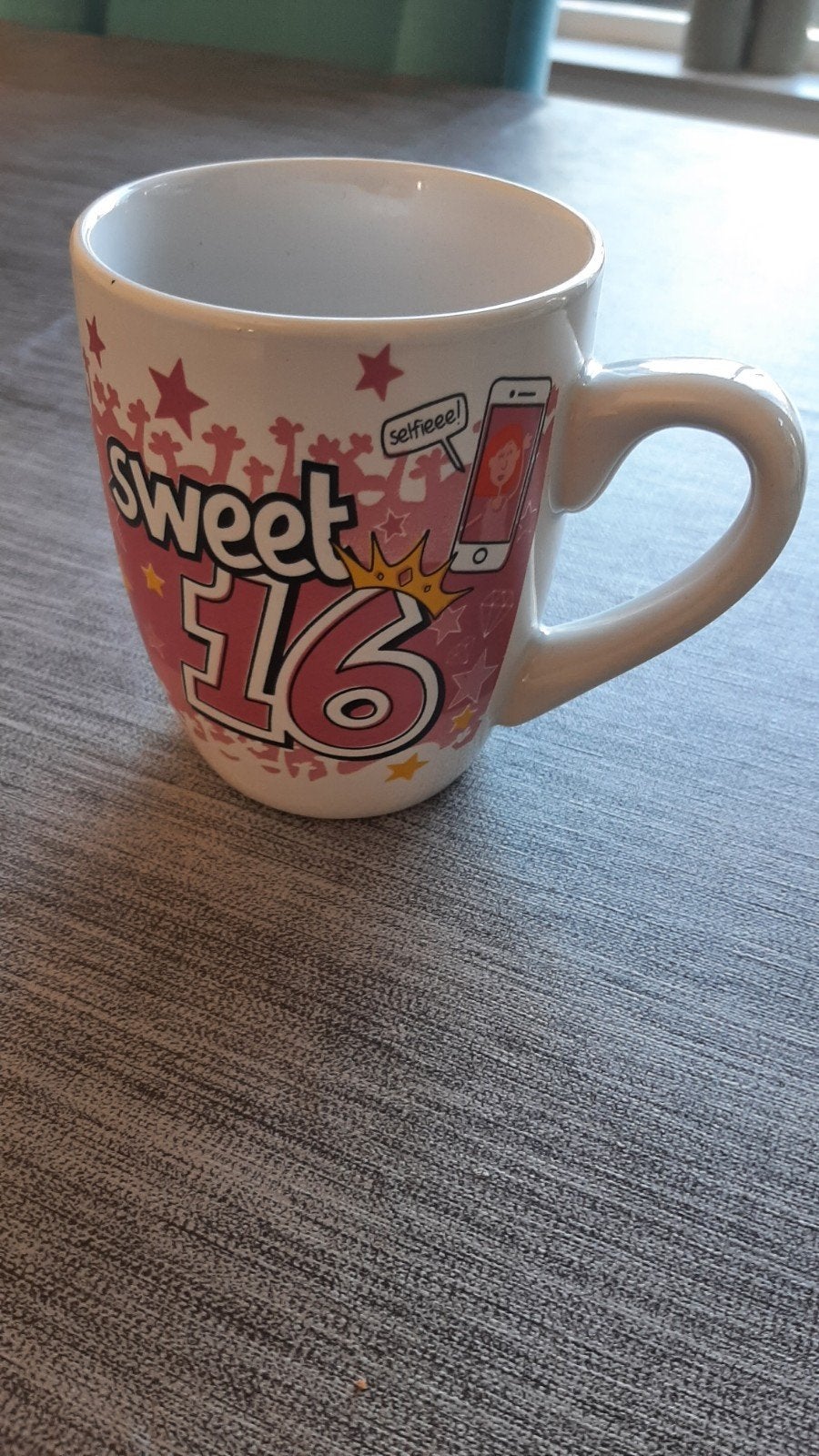 Sweet 16 mok - Roze en wit met 'selfieee!' opdruk, Ophalen of Verzenden, Steen/keramiek, Meerkleurig, Overige typen