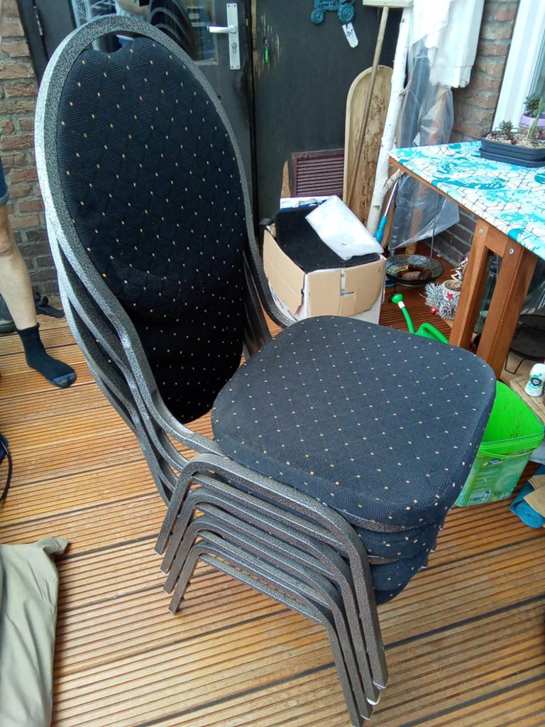 4 stapelbare stoelen - Zwart met goudkleurige stippe, Ophalen, Gebruikt, Stapelbaar, Praktisch, Zwart