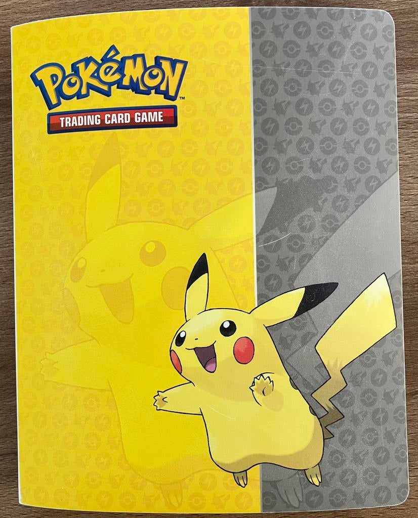 40 Pokémon kaarten in Pikachu map - Glimmende & Normale, Ophalen of Verzenden, Gebruikt, Meerdere kaarten, Foil