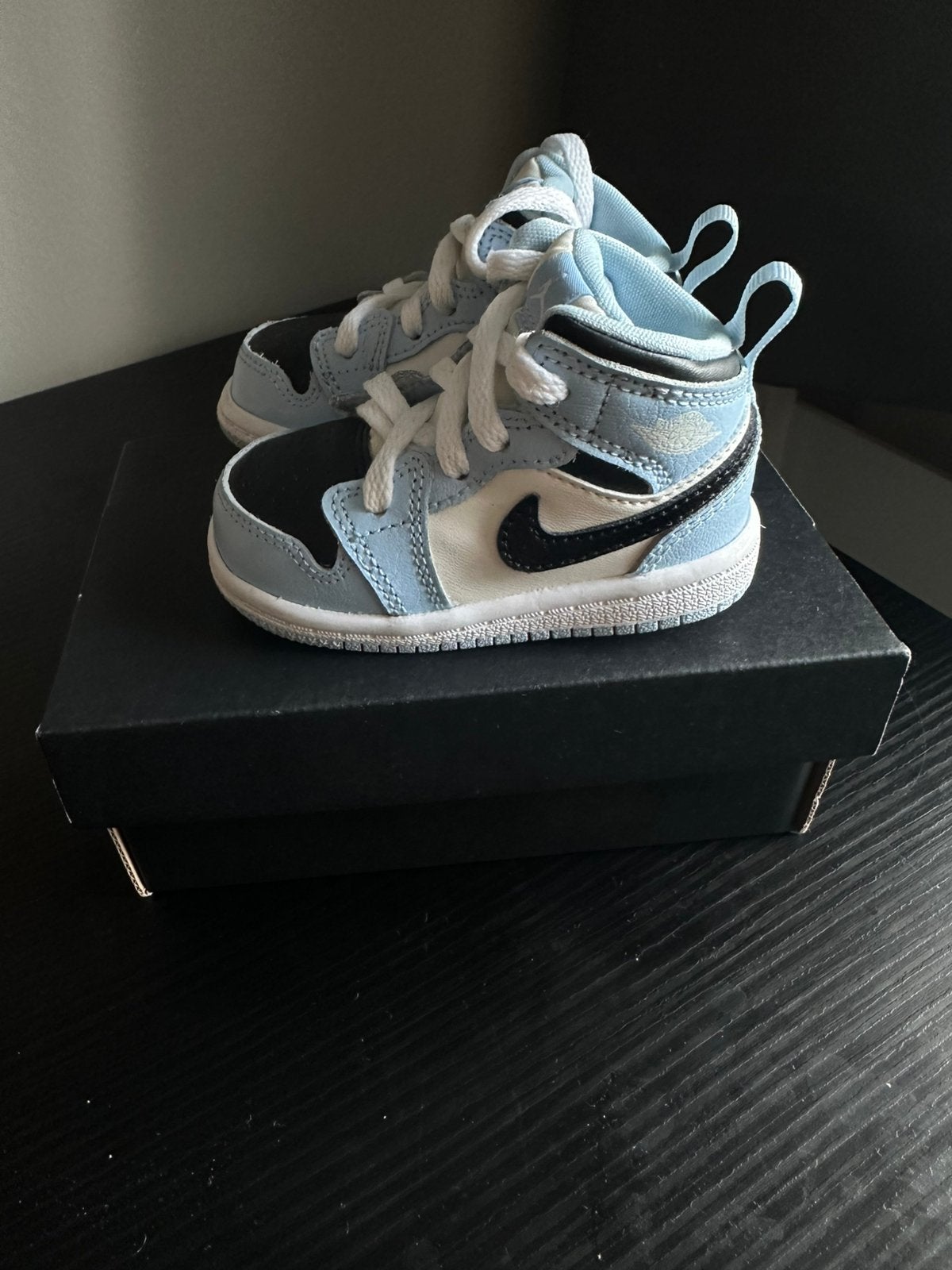 Jordan 1 mid ice blue / black sail white, Ophalen of Verzenden, Zo goed als nieuw, Jongetje of Meisje, Schoentjes