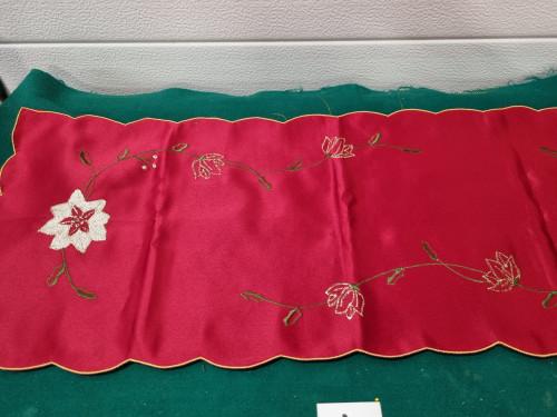 Kerst tafel loper rood goud 604, Diversen, Kerst, Ophalen of Verzenden, 'T Olde Gre-j, Info@toldegrej.nl, Endepoelstraat 20f Didam