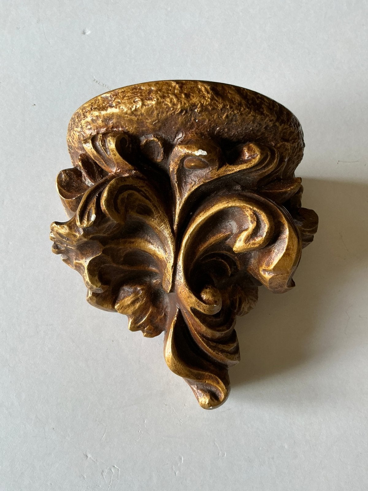 Een tamelijk oud gipsen console. Goudgeverfd, beschadigingen, Ophalen of Verzenden, Zo goed als nieuw