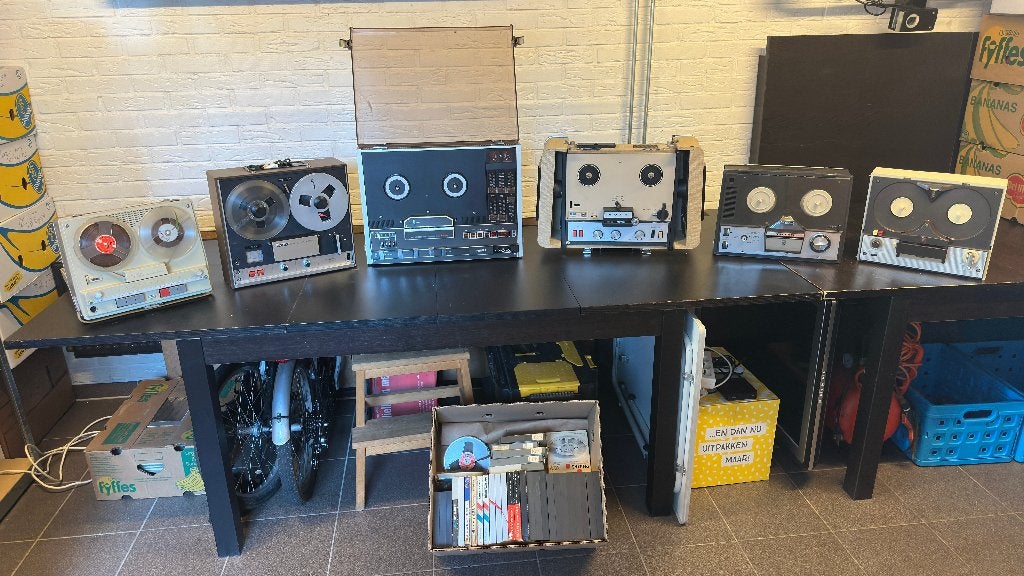 UITZOEKEN: mooie collectie bandrecorders en doos met banden, Ophalen, Bandrecorder, Met stofkap