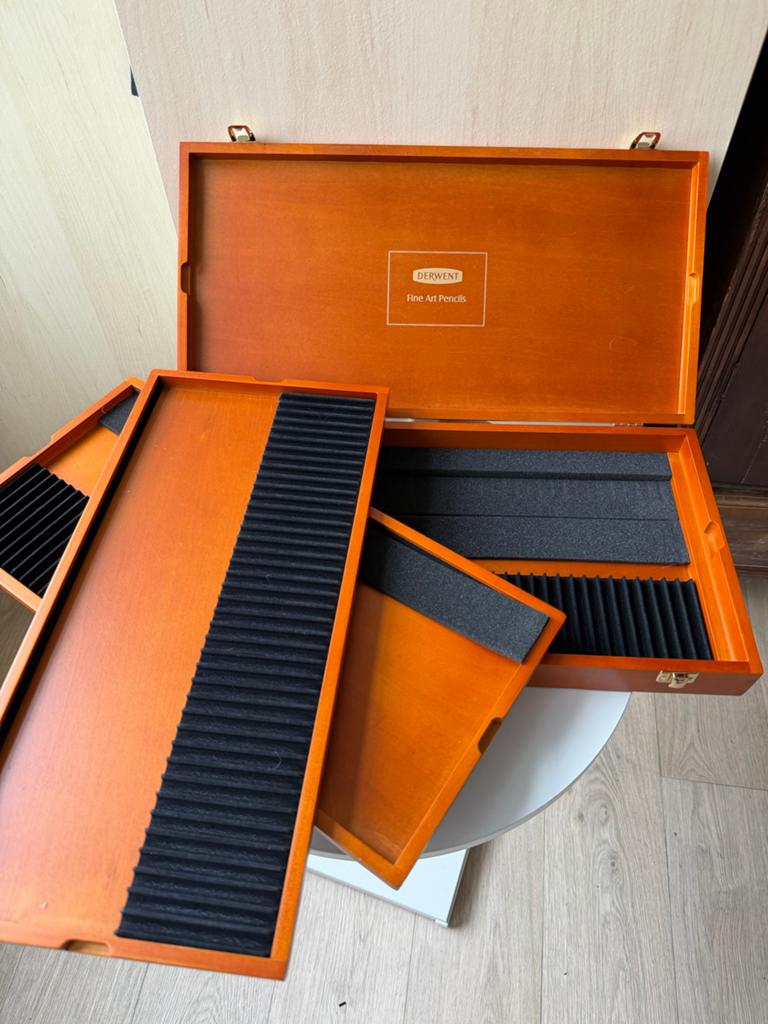 Luxe houten Derwent kist 100 potloden Leeg – VASTE PRIJS €50, Verzenden, Zo goed als nieuw, Minder dan 35 cm, Minder dan 50 cm