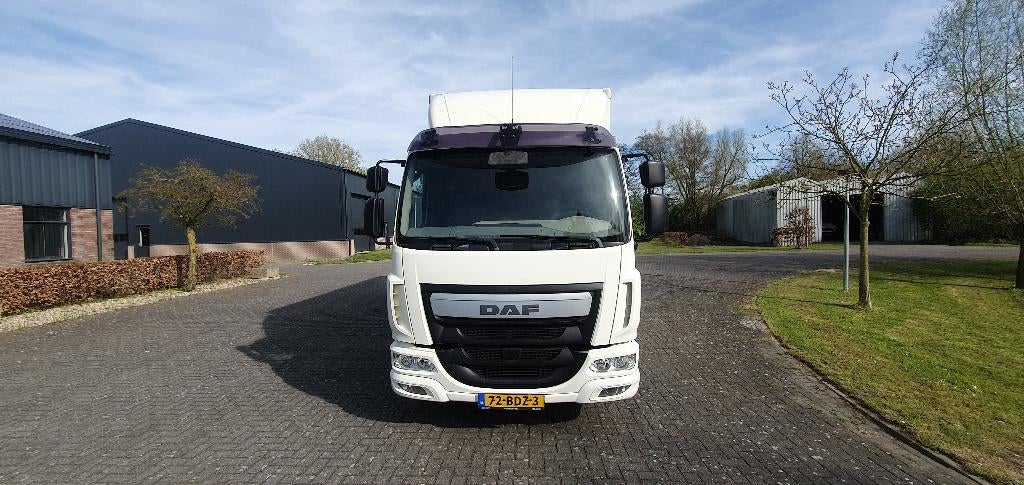 Daf LF 210 automaat, Auto's, Overige Auto's, Particulier, Diesel, Euro 6, Overige carrosserieën, Automaat, Wit, Grijs, Stof, Achterwielaandrijving