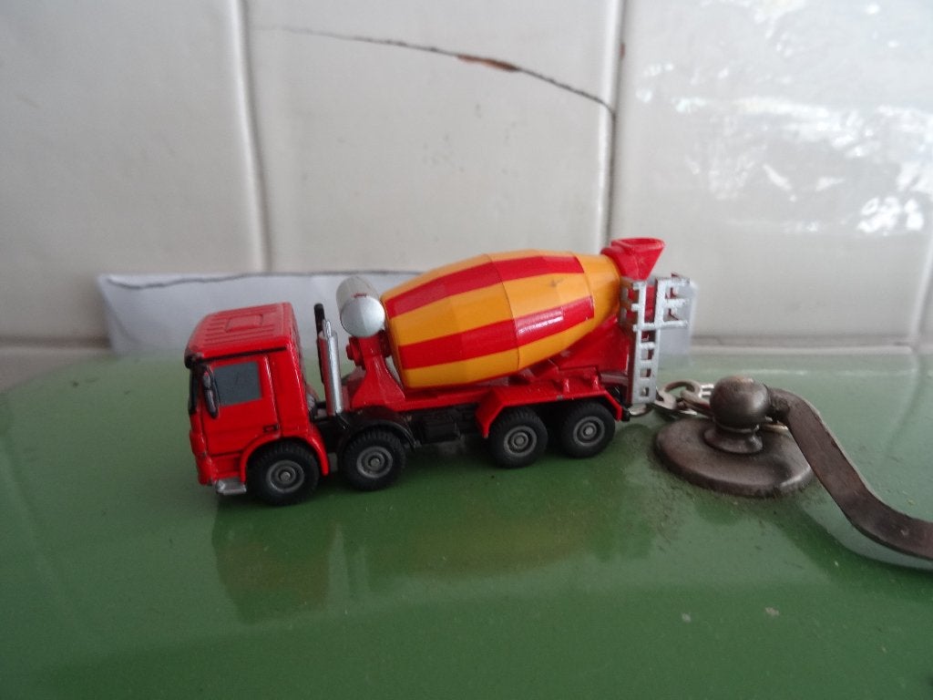 Oude sleutelhanger met Mercedes vrachtwagen betonmixer, Ophalen, Gebruikt, Transport
