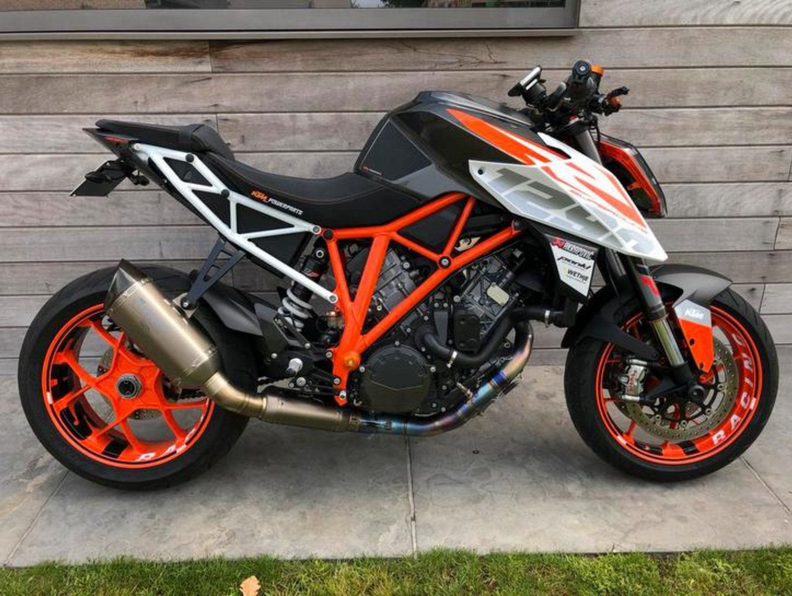 KTM Superduke 1290R Akrapovic Titanium uitlaatlijn NIEUW!!, Ophalen of Verzenden, Zo goed als nieuw