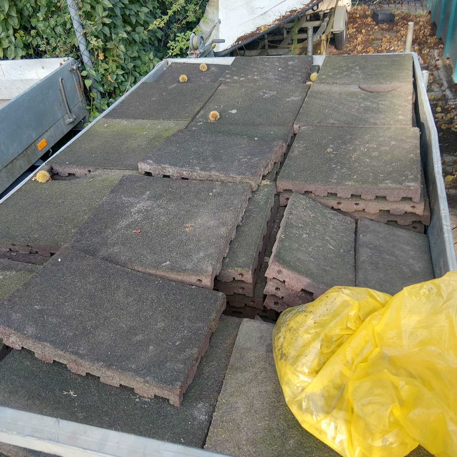 90 rubberen tegels 50x50 cm (20 m2) met witte pinnen, Tuin en Terras, Ophalen, Gebruikt, Overige typen, Rubber