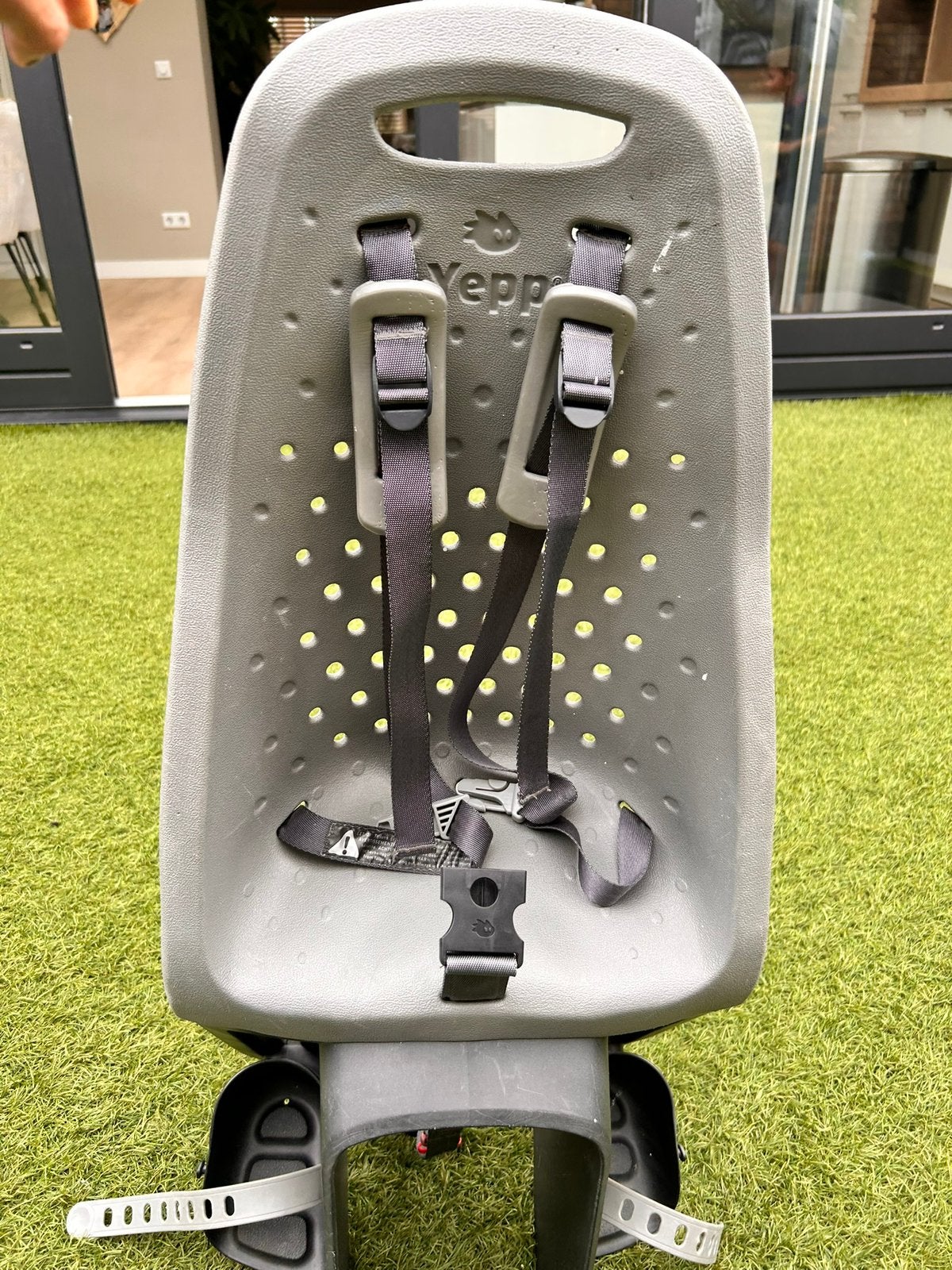 Fietsstoel Yepp achterzitje + EasyFit drager adapter, Fietsen en Brommers, Ophalen, Zo goed als nieuw