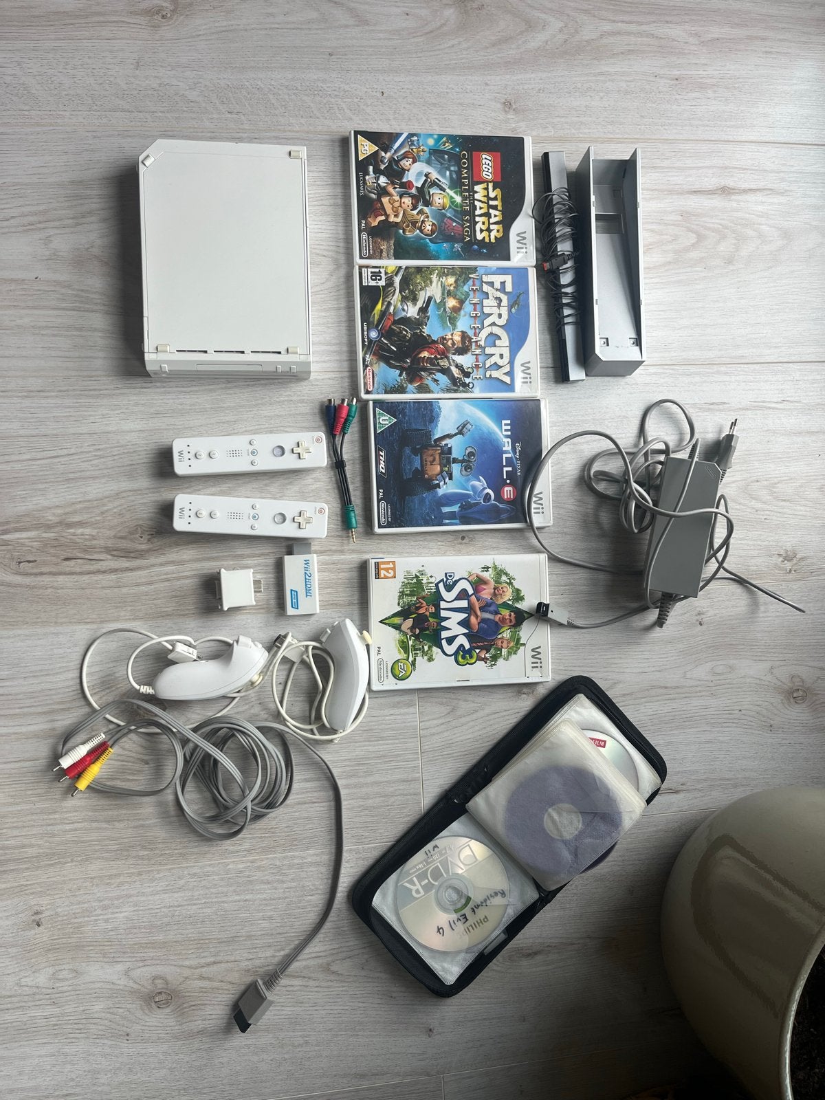 Wii console, 2 controllers, lego star wars en map vol games, Spelcomputers en Games, Spelcomputers | Nintendo Wii, Gebruikt, Met 2 controllers