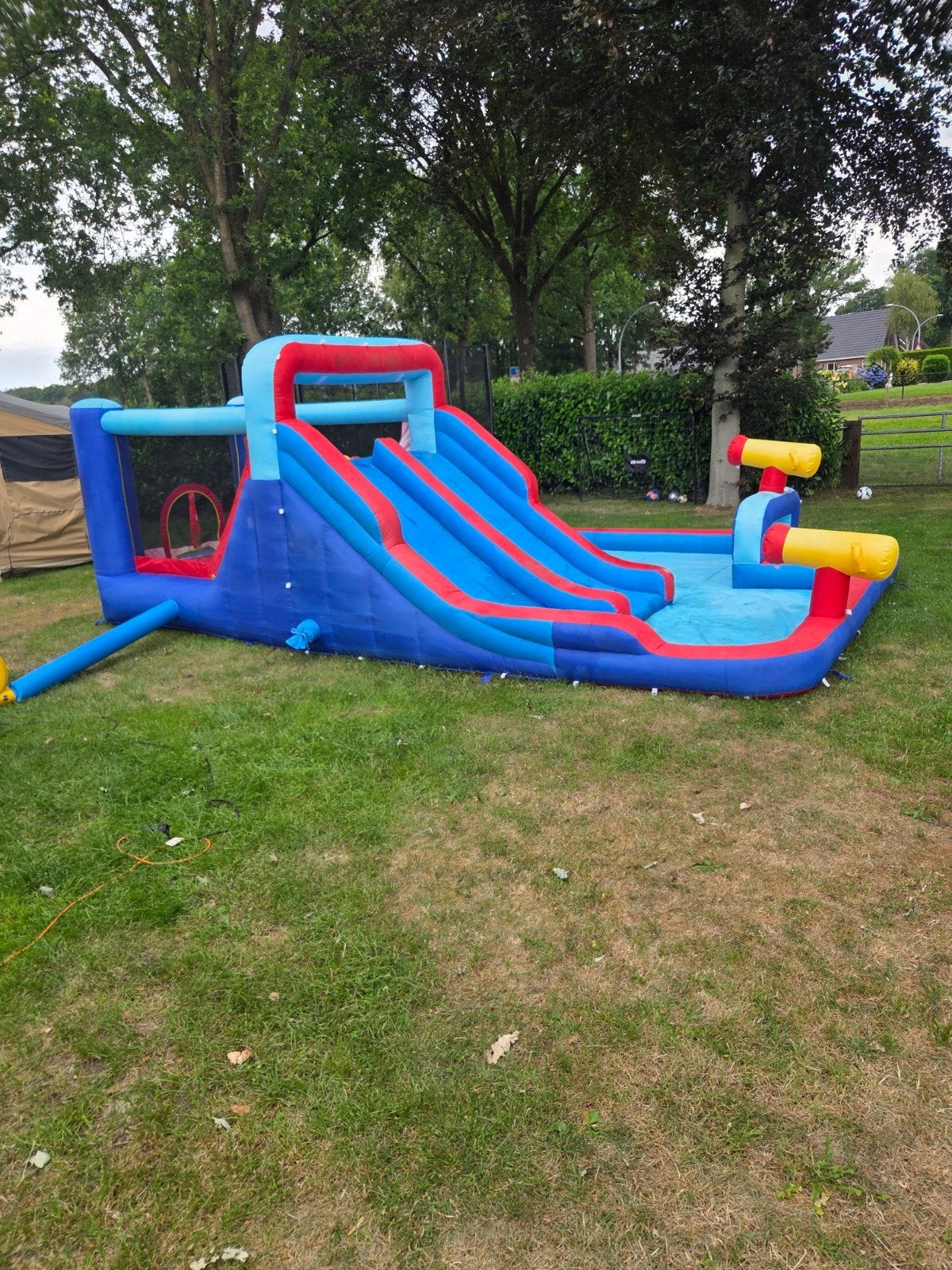 Costway Opblaasbaar Waterpark met Blower en Accessoires, Ophalen, Zo goed als nieuw