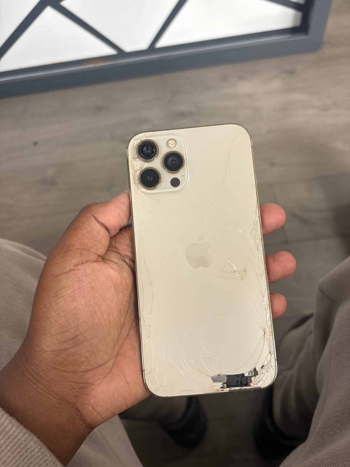 Defecte iPhone 12 Pro Max - Voor onderdelen of reparatie, 84 %, Zonder simlock, Zonder abonnement, Goud