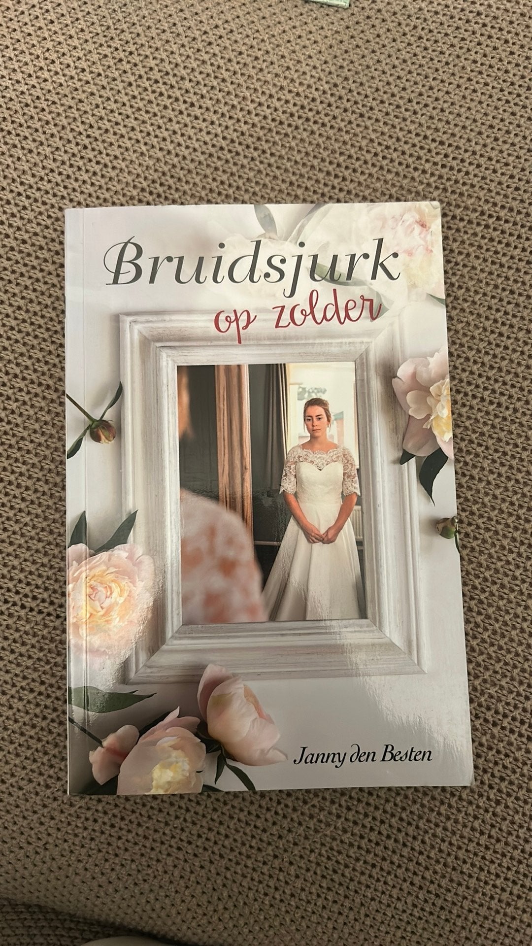 Janny den Besten - Bruidsjurk op zolder, Ophalen of Verzenden, Zo goed als nieuw, Janny den Besten